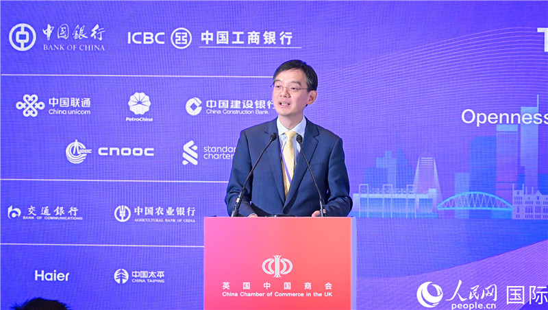英國(guó)中國(guó)商會(huì)會(huì)長(zhǎng)、中國(guó)銀行倫敦分行行長(zhǎng)方文建 致歡迎辭。人民網(wǎng) 郭錦標(biāo)攝