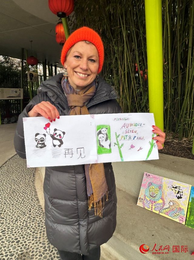 桑德拉和德國(guó)小朋友們的作品。右圖寫著“祝福好運(yùn)，再見 Pit和Paule（“夢(mèng)想”“夢(mèng)圓”的德語名字）”。人民網(wǎng)記者 徐馨攝