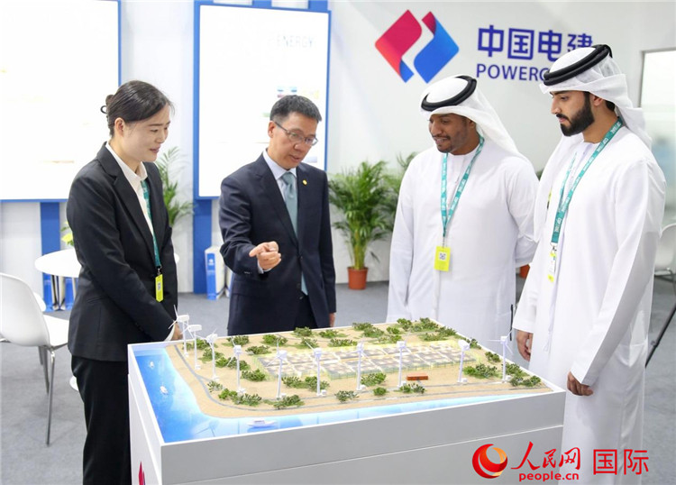訪客在中國電建展臺參觀風電項目沙盤。人民網(wǎng) 塔里克·易卜拉欣攝