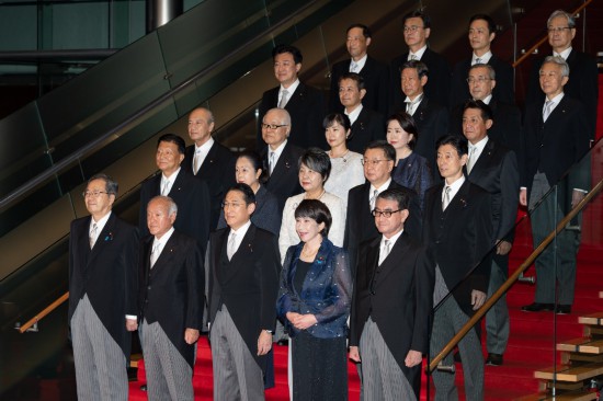 9月13日，日本首相岸田文雄（前排中）在東京的首相官邸率閣僚合影。新華社記者張笑宇攝