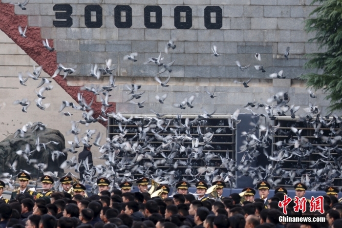 12月13日是第十個(gè)南京大屠殺死難者國(guó)家公祭日。當(dāng)天上午，南京大屠殺死難者國(guó)家公祭儀式在侵華日軍南京大屠殺遇難同胞紀(jì)念館舉行。圖為國(guó)家公祭儀式現(xiàn)場(chǎng)。<a target='_blank' href='/'><p  align=