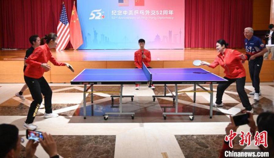 當?shù)貢r間12月13日，中國駐美使館在華盛頓舉辦慶?；顒蛹o念中美乒乓外交52周年。圖為丁寧、劉偉、戴爾等中美運動員上演混雙表演賽。中新社記者 陳孟統(tǒng) 攝