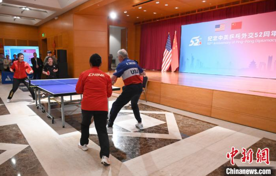 當?shù)貢r間12月13日，中國駐美使館在華盛頓舉辦慶?；顒蛹o念中美乒乓外交52周年。圖為丁寧、劉偉、戴爾等中美運動員上演混雙表演賽。中新社記者 陳孟統(tǒng) 攝