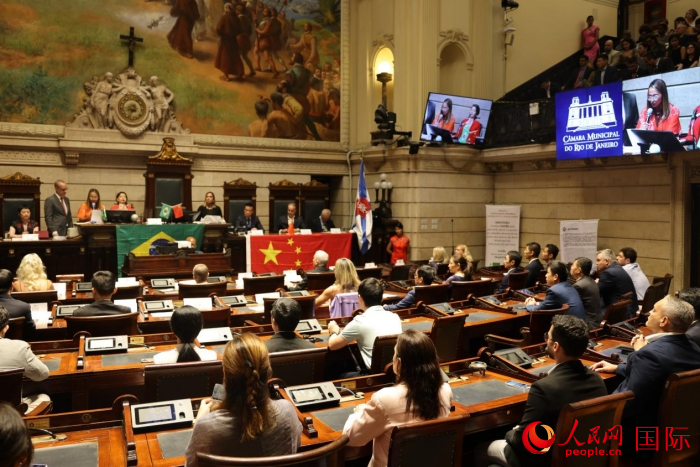 當(dāng)?shù)貢r(shí)間12月15日晚，巴西里約熱內(nèi)盧市議會(huì)在議會(huì)大廳舉行隆重儀式，向一批為推動(dòng)巴西和中國(guó)友好合作做出突出貢獻(xiàn)的機(jī)構(gòu)、團(tuán)體和個(gè)人授予“杰出貢獻(xiàn)獎(jiǎng)”。人民網(wǎng)記者 時(shí)元皓攝