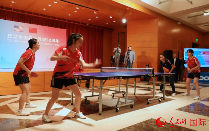 來自北京大學(xué)、美國弗吉尼亞大學(xué)的中美青年乒乓球運(yùn)動員進(jìn)行表演賽。人民網(wǎng)記者 李志偉攝