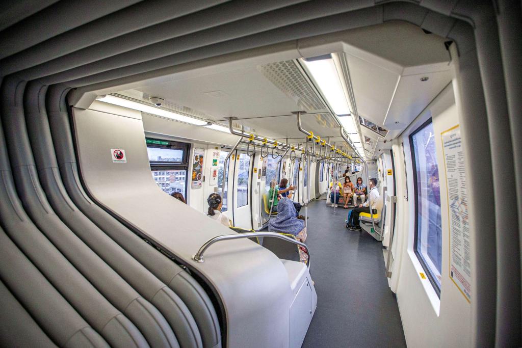 9月14日，乘客在泰國曼谷搭乘“黃線”列車。泰國曼谷是世界著名旅游目的地之一，當(dāng)?shù)厝税堰@座城市的高架軌道交通系統(tǒng)稱為“曼谷天鐵”。2023年下半年，由位于安徽蕪湖的中車浦鎮(zhèn)阿爾斯通運(yùn)輸系統(tǒng)公司生產(chǎn)并提供的單軌道列車“天鐵黃線”在曼谷正式運(yùn)營，11月同樣由該公司生產(chǎn)并提供列車的“天鐵粉線”也在曼谷開始試運(yùn)行?！爸袊窃臁睆闹袊徍淼教﹪?，讓曼谷近郊與市中心的連接更為緊密，豐富城市面貌的同時，也為當(dāng)?shù)匕l(fā)展注入新活力。（新華社記者王騰攝）