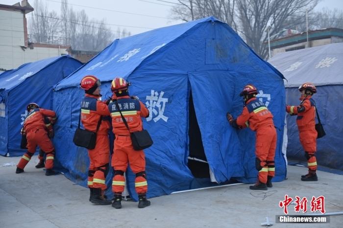 12月19日，甘肅臨夏州積石山縣發(fā)生6.2級地震后，地震受災嚴重的積石山縣大河家鎮(zhèn)部分房屋出現(xiàn)開裂倒塌，受損情況嚴重。據報道，目前，救援力量正在受災最嚴重的大河家鎮(zhèn)10個行政村開展拉網式搜救。圖為救援人員在大河家鎮(zhèn)搭建救災帳篷。<a target='_blank' href='/'><p  align=