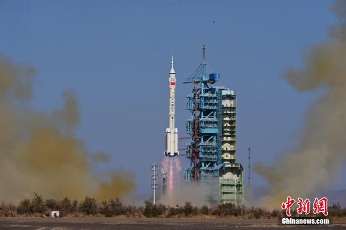 資料圖：北京時(shí)間2023年10月26日11時(shí)14分，搭載神舟十七號(hào)載人飛船的長(zhǎng)征二號(hào)F遙十七運(yùn)載火箭在酒泉衛(wèi)星發(fā)射中心點(diǎn)火發(fā)射。汪江波 攝
