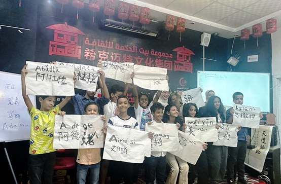 學著用中文書寫自己姓名的埃及兒童們。埃及?？诉~特文化集團供圖