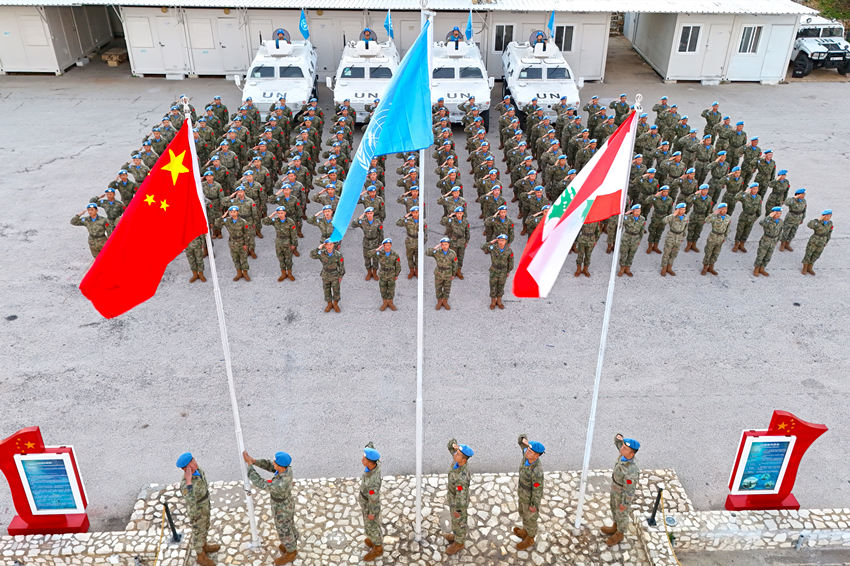 1月1日，中國(guó)第22批赴黎巴嫩維和官兵們舉行升旗儀式。胡光明攝