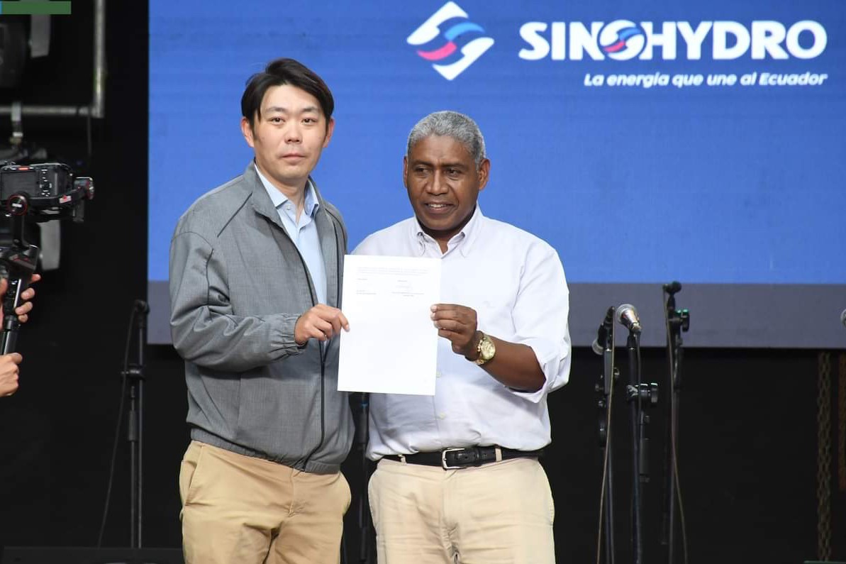 中國電建厄瓜多爾國別代表白納（左）代表中國電建向厄瓜多爾埃爾查科市康復中心捐贈了一批康復器材，埃爾查科市市長奧斯卡·德拉克魯斯·卡瓦蒂霍（右）對中國企業(yè)的善舉表示感謝。中國電建厄瓜多爾代表處供圖