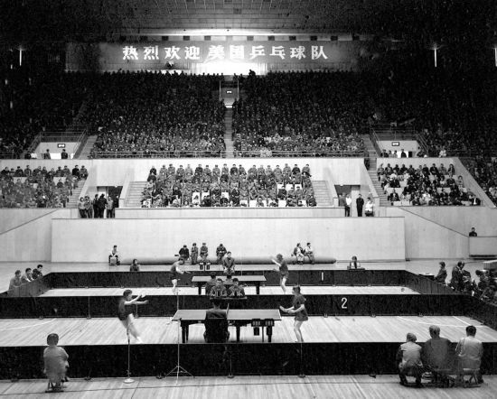 圖為1971年4月13日，中華全國體育總會舉行歡迎儀式，歡迎前來中國進行訪問的美國乒乓球代表團。中美兩國乒乓球運動員在北京首都體育館進行了友誼比賽。新華社發(fā)