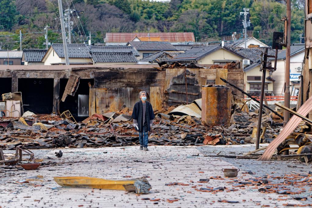 1月4日，一名市民查看日本石川縣輪島市“輪島早市”廢墟。新華社記者張笑宇攝