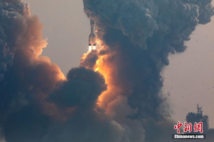 北京時間1月11日13時30分，引力一號遙一運載火箭由太原衛(wèi)星發(fā)射中心在山東海陽附近海域點火升空，將云遙一號18～20星3顆衛(wèi)星送入預(yù)定軌道，飛行試驗任務(wù)獲得圓滿成功。這是引力一號火箭首次飛行，創(chuàng)造全球最大固體運載火箭、中國運力最大民商火箭紀(jì)錄。圖/太原衛(wèi)星發(fā)射中心