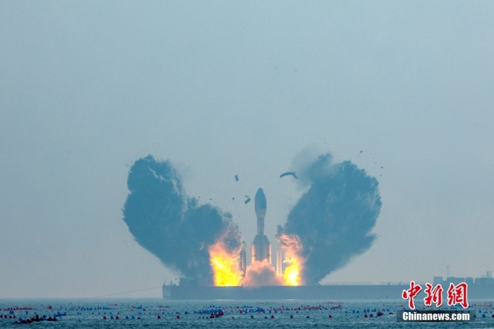 北京時間1月11日13時30分，引力一號遙一運載火箭由太原衛(wèi)星發(fā)射中心在山東海陽附近海域點火升空，將云遙一號18～20星3顆衛(wèi)星送入預(yù)定軌道，飛行試驗任務(wù)獲得圓滿成功。這是引力一號火箭首次飛行，創(chuàng)造全球最大固體運載火箭、中國運力最大民商火箭紀(jì)錄。圖/太原衛(wèi)星發(fā)射中心