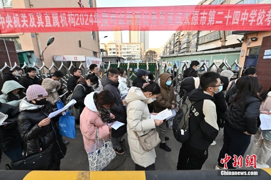2023年11月26日，山西省太原市，考生步入考場(chǎng)。當(dāng)日，中央機(jī)關(guān)及其直屬機(jī)構(gòu)2024年度考試錄用公務(wù)員公共科目筆試開考。<a target='_blank' href='/'><p  align=