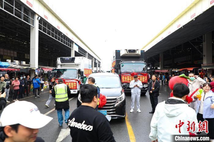 運載蔓越莓車隊前，不少民眾正在圍觀打卡。 王偉臣 攝
