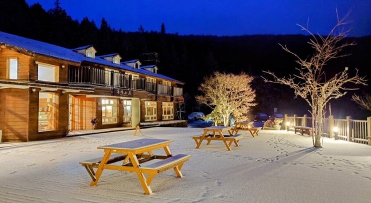 位在宜蘭縣內(nèi)的太平山森林游樂區(qū)23日凌晨開始下雪，園區(qū)翠峰山屋前一片雪白。圖片來源：臺(tái)灣“中央社”。