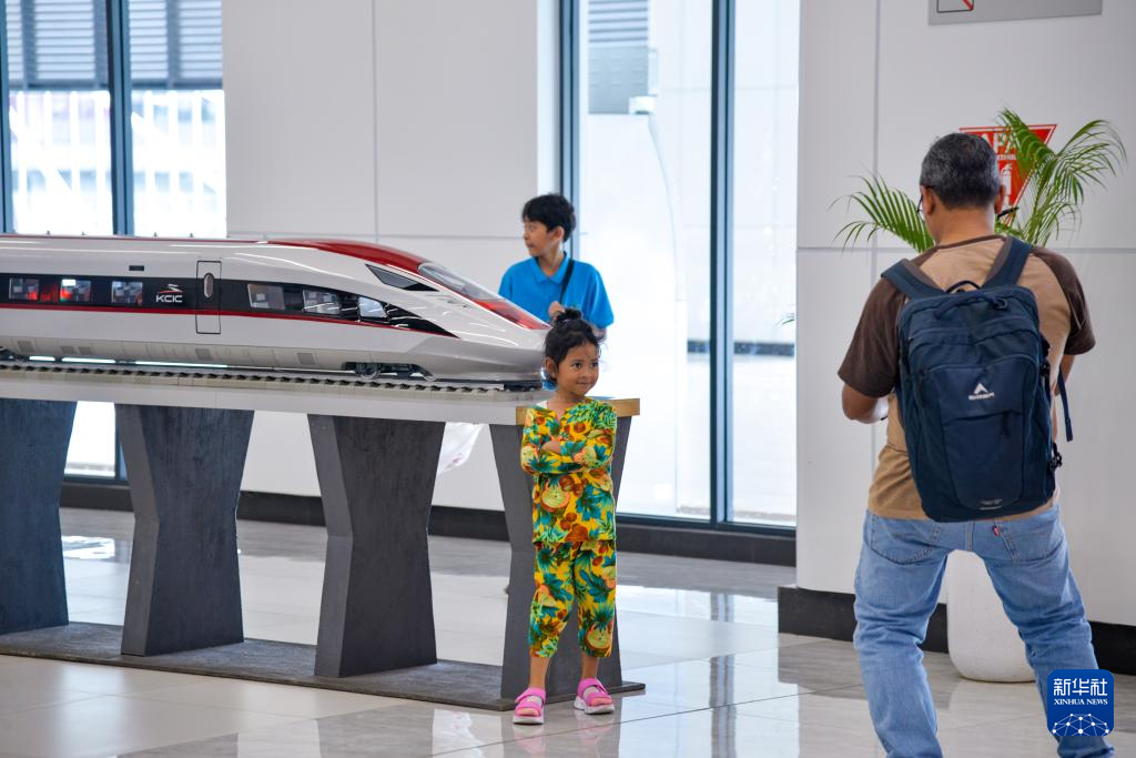 1月24日，在印度尼西亞雅加達(dá)哈利姆站候車大廳，一名小朋友和雅萬(wàn)高鐵高速動(dòng)車組模型合影。新華社記者 徐欽 攝