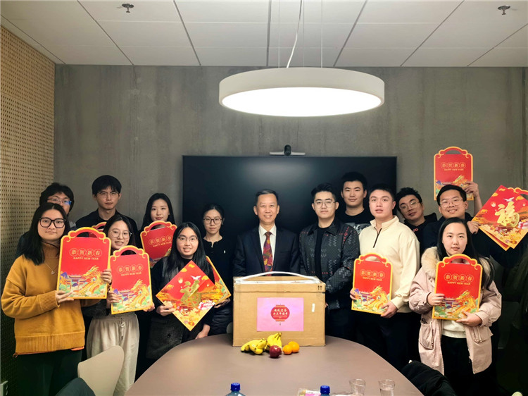 中國(guó)駐瑞典大使崔愛民看望慰問瑞典隆德大學(xué)中國(guó)留學(xué)生。中國(guó)駐瑞典大使館供圖