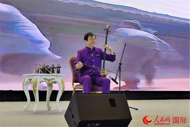 二胡演奏家、國家一級(jí)演員王之輝演奏《新春樂》。人民網(wǎng)記者 于宏建攝