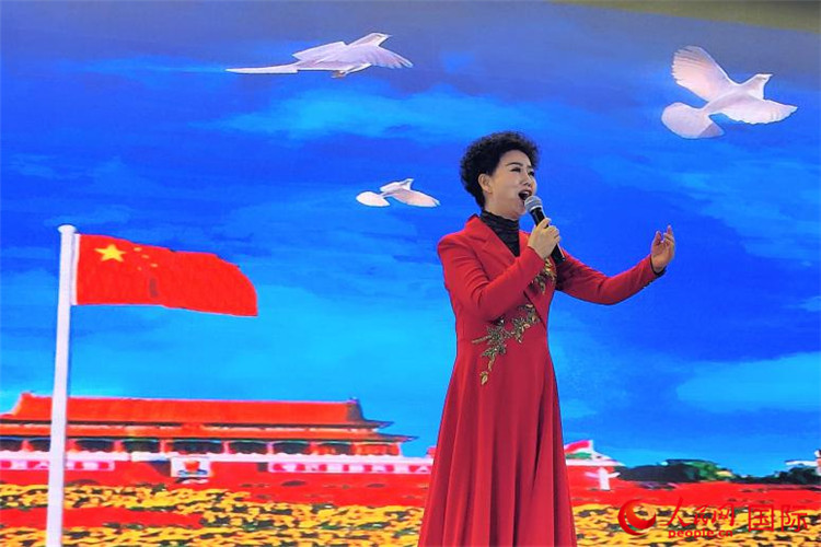 女高音歌唱家、國家一級(jí)演員江如虹演唱《我愛你中國》。人民網(wǎng)記者 于宏建攝