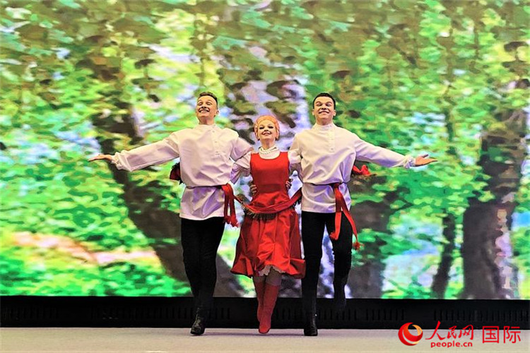來自莫斯科州藝術(shù)學(xué)院舞蹈團(tuán)的演員表演舞蹈《三套車》。人民網(wǎng)記者 于宏建攝