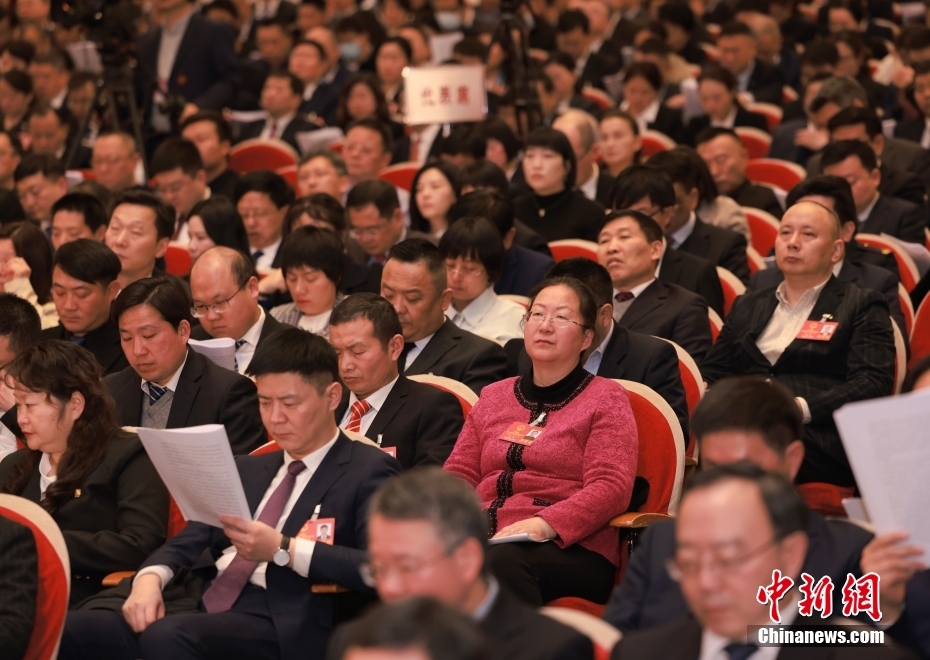 1月23日，安徽省第十四屆人民代表大會(huì)第二次會(huì)議在合肥開(kāi)幕。圖為代表委員認(rèn)真聽(tīng)取政府工作報(bào)告。