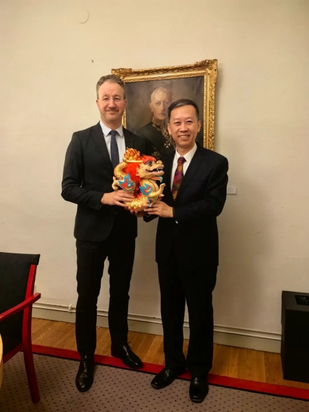 中國駐瑞典大使崔愛民（右）會見瑞典外交部外貿(mào)總司長嚴(yán)波（左）。中國駐瑞典大使館供圖