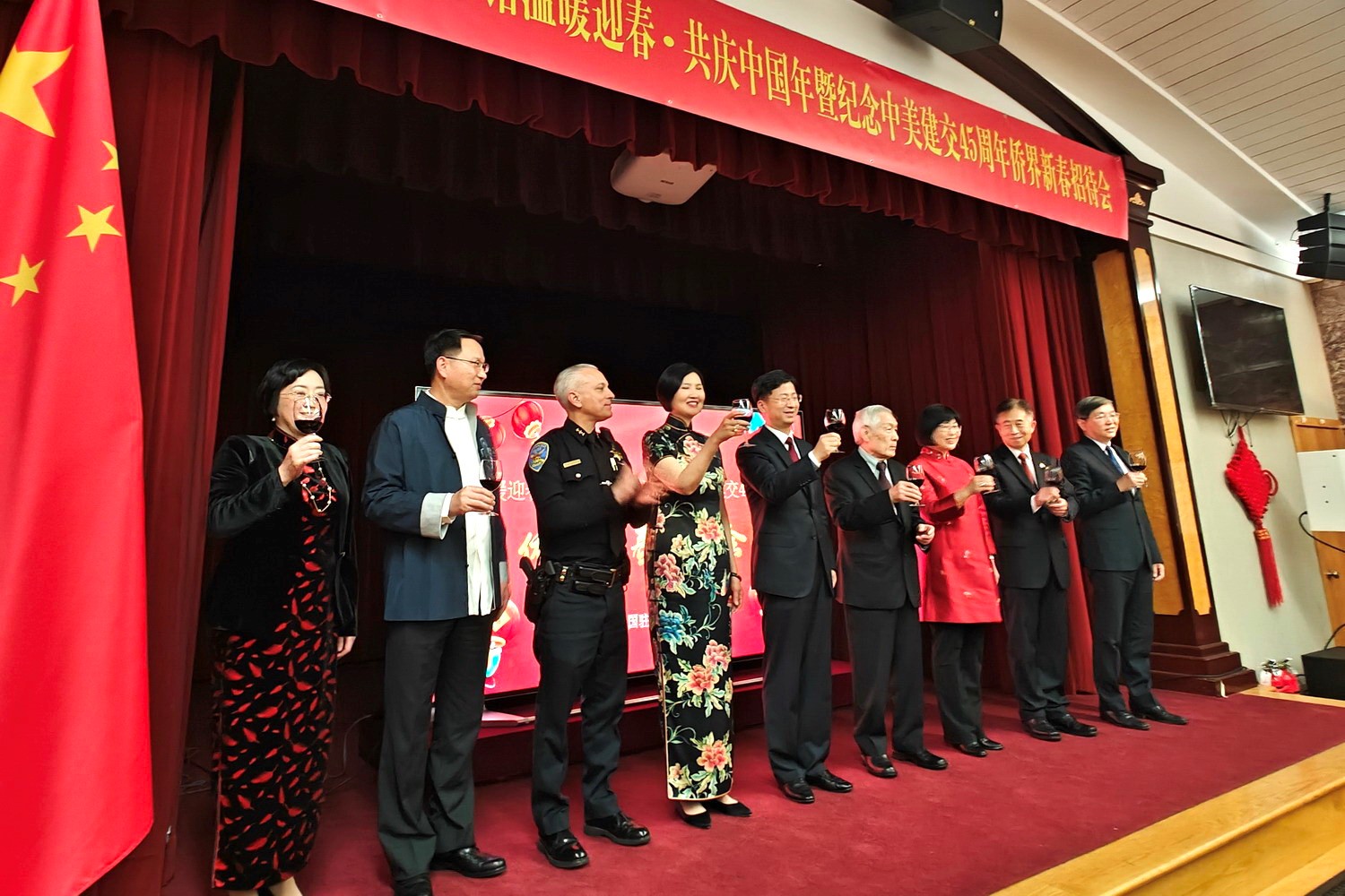 僑胞代表與駐舊金山總領(lǐng)館官員合影。主辦方供圖