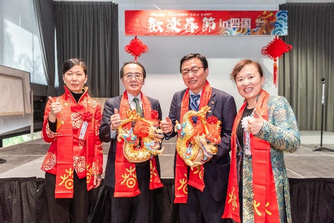 向池田知事、大西市長贈送“歡樂春節(jié)“吉祥龍。從左到右為魏有美副總領(lǐng)事、池田豊人知事、大西秀人市長、馬曉琛主任。中國駐大阪旅游辦事處供圖