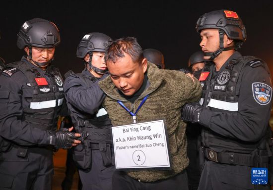 1月30日，在緬甸內(nèi)比都國際機場，緬甸警方依法向我公安機關(guān)移交緬北重大犯罪嫌疑人白應(yīng)蒼。新華社記者 殷剛 攝