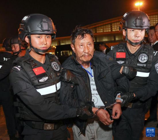 1月30日，在緬甸內(nèi)比都國際機場，緬甸警方依法向我公安機關(guān)移交緬北重大犯罪嫌疑人魏懷仁。新華社記者 殷剛 攝