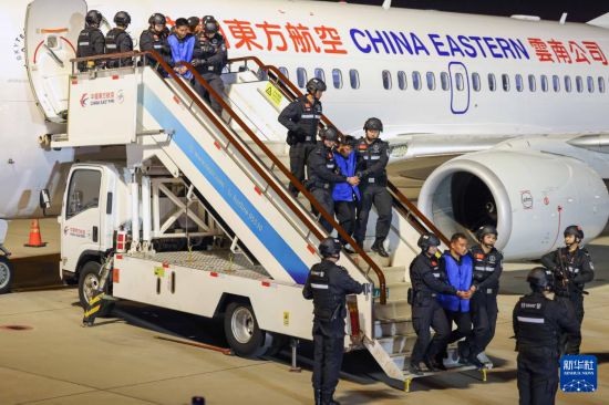 1月30日，在云南昆明長水機場，白所成、白應(yīng)蒼、魏懷仁、劉正祥、劉正茂、徐老發(fā)等10名緬北重大犯罪嫌疑人被我公安機關(guān)成功押解回國。新華社記者 殷剛 攝