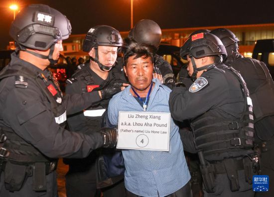 1月30日，在緬甸內(nèi)比都國際機場，緬甸警方依法向我公安機關(guān)移交緬北重大犯罪嫌疑人劉正祥。新華社記者 殷剛 攝