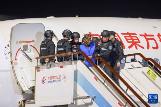 1月30日，在云南昆明長水機場，緬北重大犯罪嫌疑人白所成被我公安機關(guān)成功押解回國。新華社記者 殷剛 攝