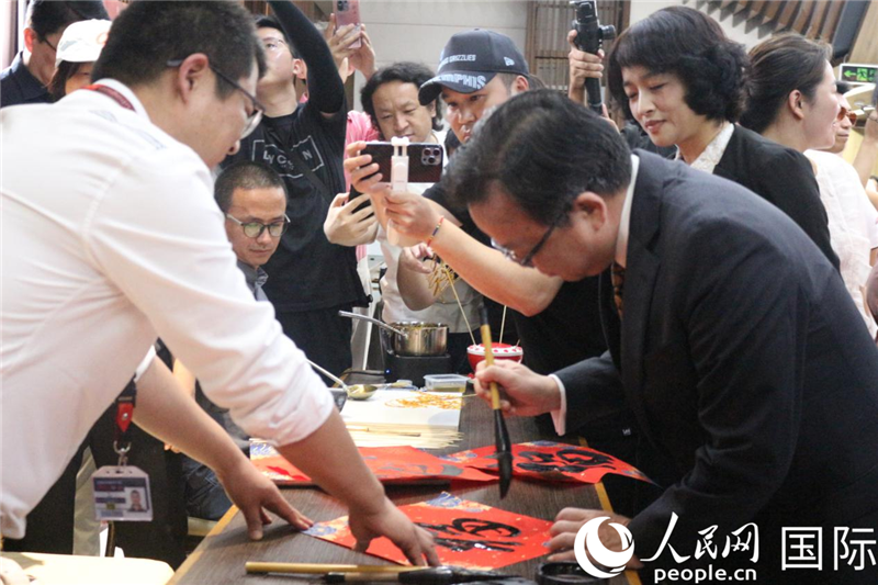 中國駐菲律賓大使黃溪連出席活動并與留菲學(xué)子共迎新春。人民網(wǎng)記者樊帆 攝