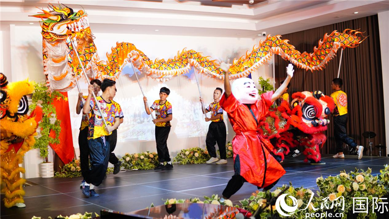 在菲留學(xué)生通過舞龍舞獅表演呈現(xiàn)中華優(yōu)秀傳統(tǒng)文化魅力。人民網(wǎng)記者樊帆 攝