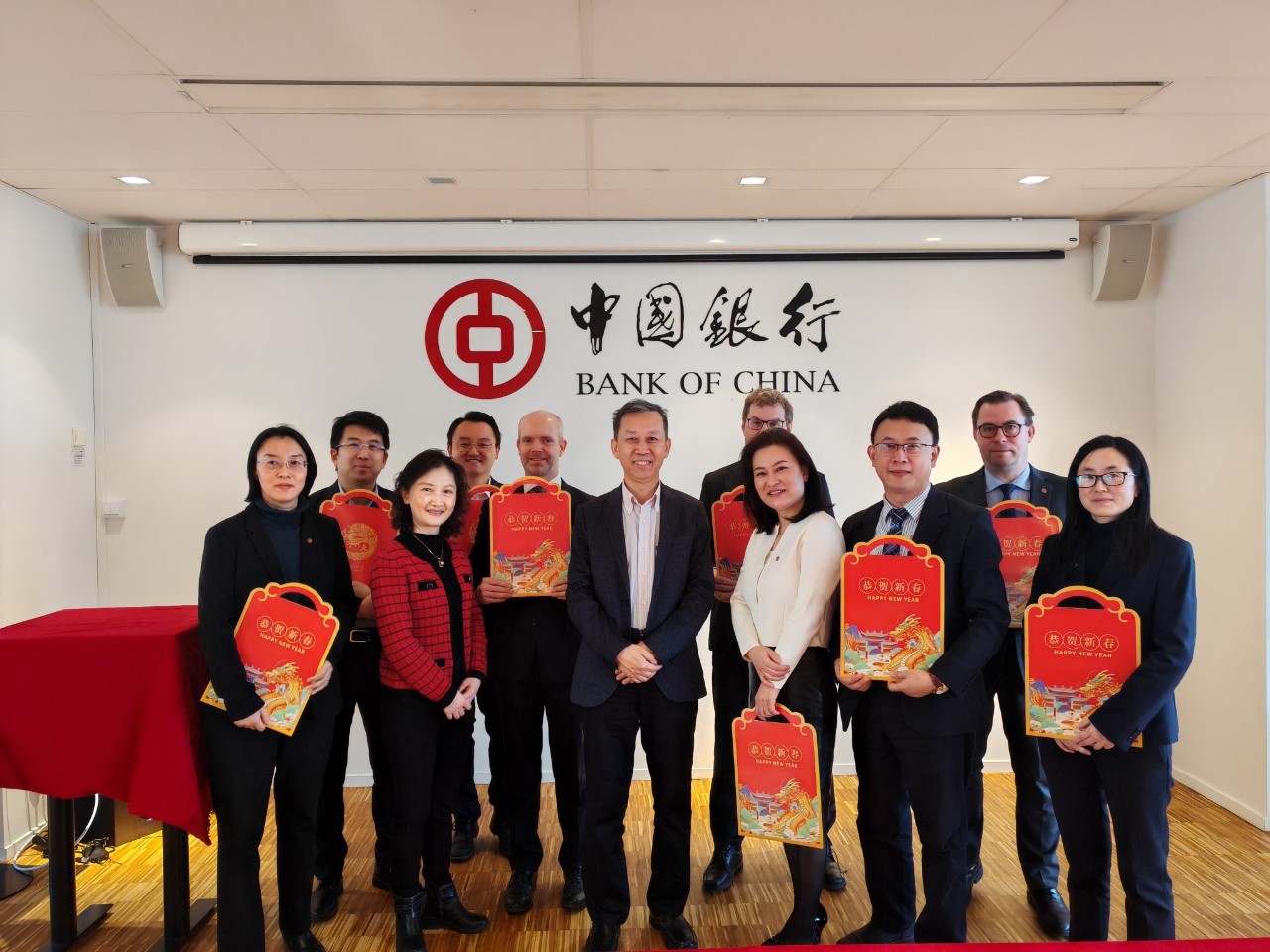 中國(guó)駐瑞典大使崔愛(ài)民（左六）與中國(guó)銀行（歐洲）有限公司斯德哥爾摩分行中外員工合影。中國(guó)駐瑞典大使館供圖