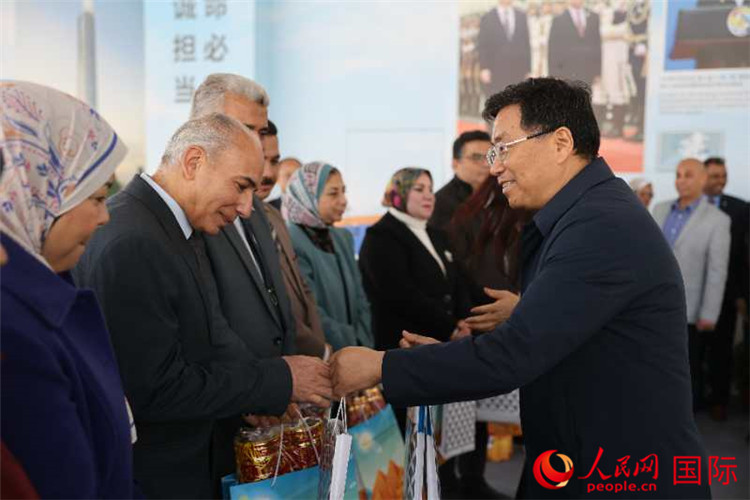 中建埃及分公司董事長(zhǎng)常偉才為埃及師生發(fā)放新年禮包。人民網(wǎng)記者 黃培昭攝
