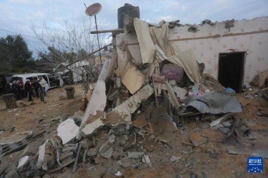 2月5日，在加沙地帶南部城市拉法，人們查看以軍空襲后的建筑廢墟。新華社發(fā)（哈立德·奧馬爾攝）