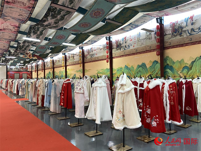 1月24日，在山東省菏澤市曹縣大集鎮(zhèn)穿越大唐漢服云倉(cāng)直播基地展廳里擺放的漢服。 人民網(wǎng) 周琳佳攝