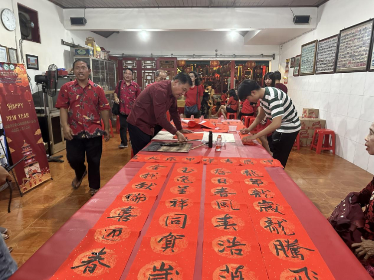 茍皓東為華人朋友現(xiàn)場寫春聯(lián)送福字。巴陵康孔子學院供圖