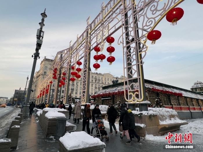 當?shù)貢r間2月9日，中國農(nóng)歷新年慶祝活動啟動儀式在莫斯科市中心的卡梅爾格爾斯基巷舉行。圖為特維爾大街裝飾的中國大紅燈籠。<a target='_blank' href='/'><p  align=