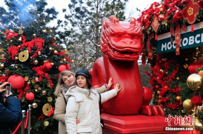當?shù)貢r間2月9日，中國農(nóng)歷新年慶?；顒訂觾x式在莫斯科市中心的卡梅爾格爾斯基巷舉行。中國駐俄大使張漢暉，俄羅斯外交部發(fā)言人扎哈羅娃，以及俄羅斯文化部和莫斯科市政府官員出席。慶?；顒訉⒊掷m(xù)至18日。圖為當?shù)孛癖娫谔鼐S爾廣場與龍雕塑合影。