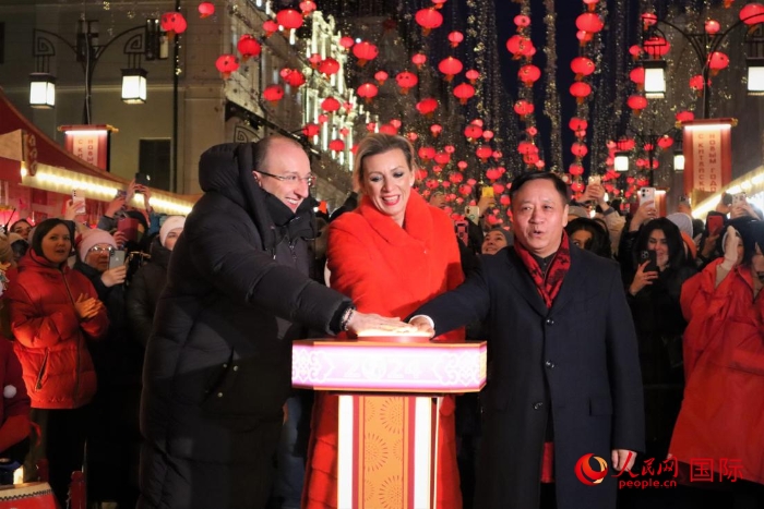 張漢暉、扎哈羅娃、科茲洛夫（從右至左）共同按下活動啟動按鈕。于子恒攝
