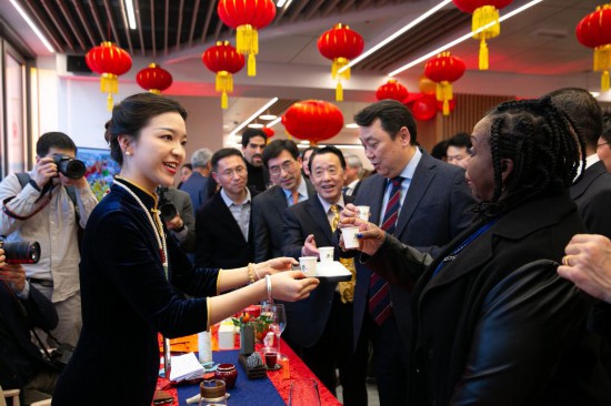 2月2日，人們在位于意大利羅馬的聯(lián)合國糧農(nóng)組織總部體驗(yàn)中國茶藝。新華社記者李京攝