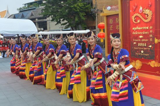 2月10日，演員在泰國(guó)曼谷唐人街舉行的“歡樂(lè)春節(jié)”活動(dòng)上跳舞。當(dāng)日，泰國(guó)“歡樂(lè)春節(jié)”文化活動(dòng)在曼谷唐人街舉辦。（新華社發(fā)，拉亨攝）