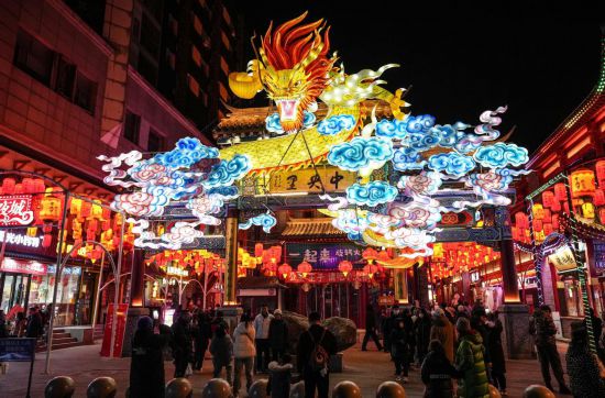2月11日，游客在沈陽(yáng)中街游覽。春節(jié)期間，各地?zé)艋痂病⒒饦?shù)銀花，呈現(xiàn)出一幕幕流光溢彩的視覺(jué)盛宴。（新華社記者潘昱龍攝）