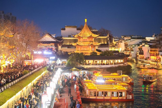 2月14日，游客在南京夫子廟景區(qū)賞燈游玩。（新華社發(fā)，蘇陽(yáng)攝）